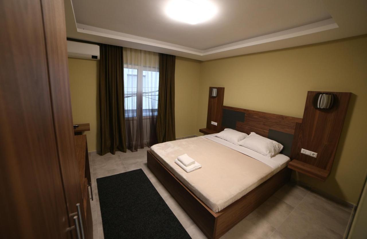 Hotel Centrum Mitrovica Bagian luar foto