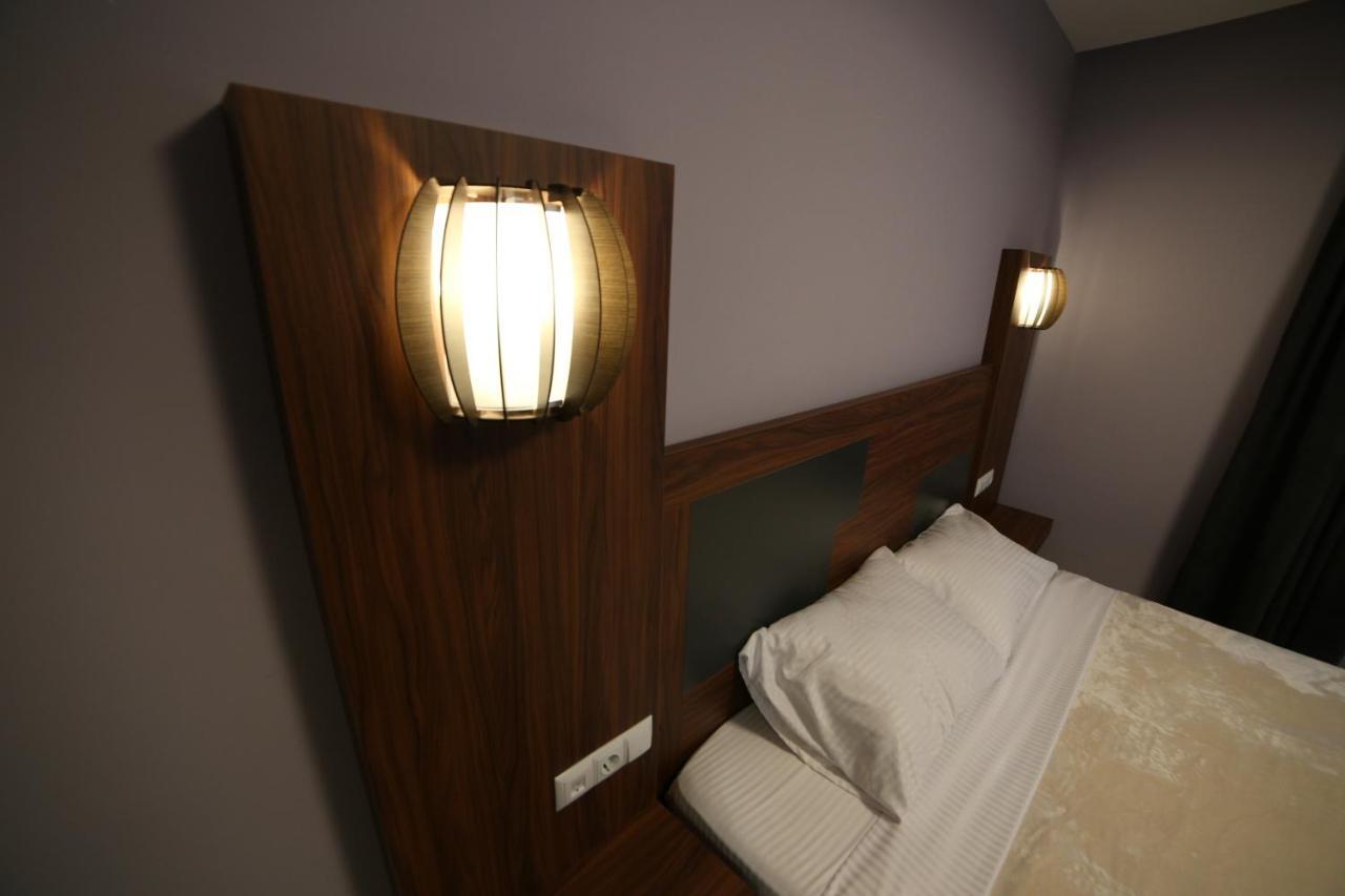 Hotel Centrum Mitrovica Bagian luar foto